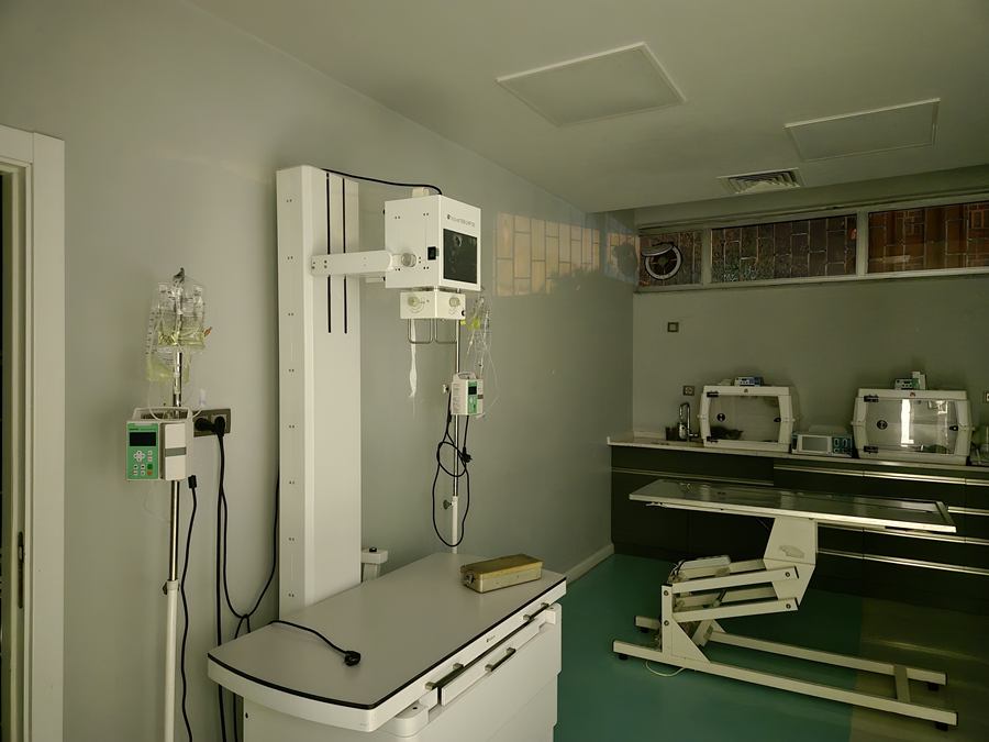 Röntgen cihazı ve serum pompalarının bulunduğu tedavi odası